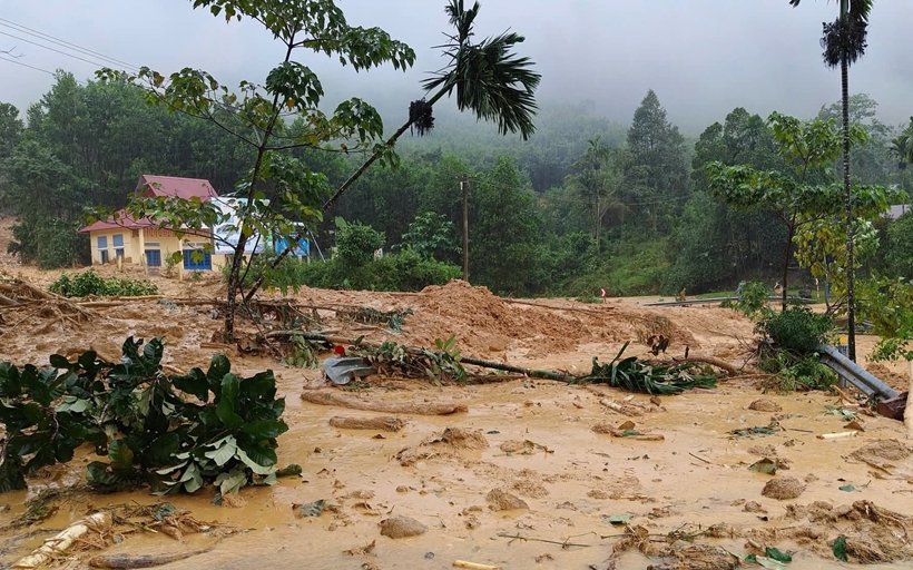 Không nhận hoa, quà 20/11, thầy cô kêu gọi sẻ chia với miền Trung bão lũ- Ảnh 3. Vì sao ngọn núi ở Đà Nẵng sạt lở kinh hoàng dù trời nắng ráo?