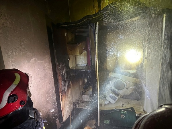 Cháy nhà cao tầng trên phố Trung Kính, Hà Nội - Ảnh 1. Cháy nhà cao tầng trên phố Trung Kính, Hà Nội - Ảnh 1.