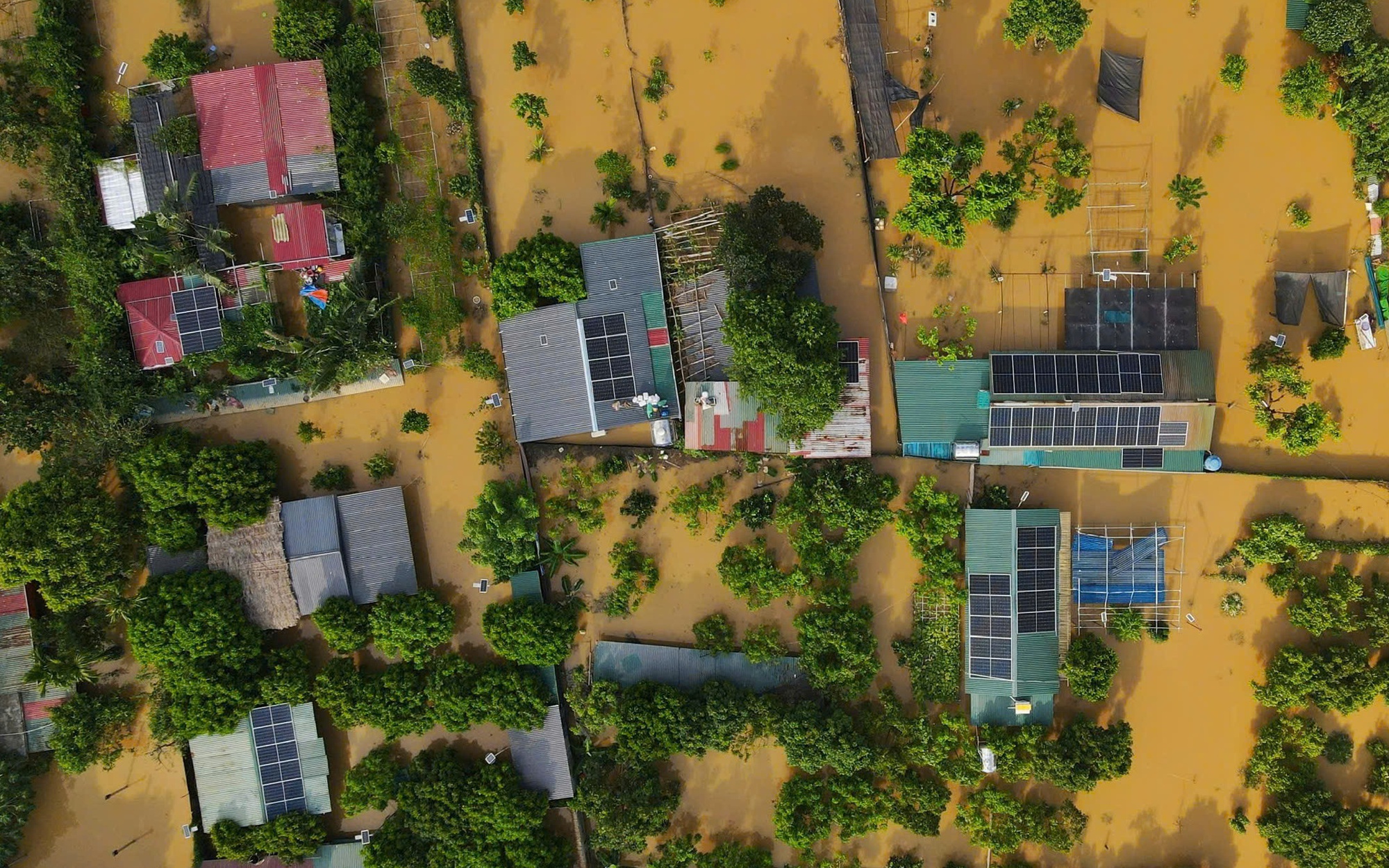 Đợt mưa lớn ở miền Trung có thể cao hơn dự báo- Ảnh 1. Mưa lớn, lũ các sông miền Trung lên nhanh gây nguy cơ ngập nhiều nơi