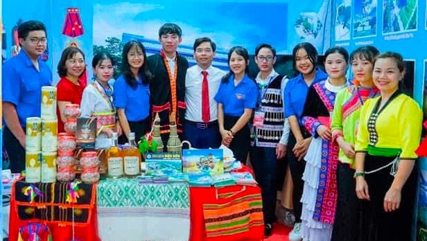 Người thầy 'mở lối' tương lai cho học sinh vùng cao Tây Bắc- Ảnh 1.