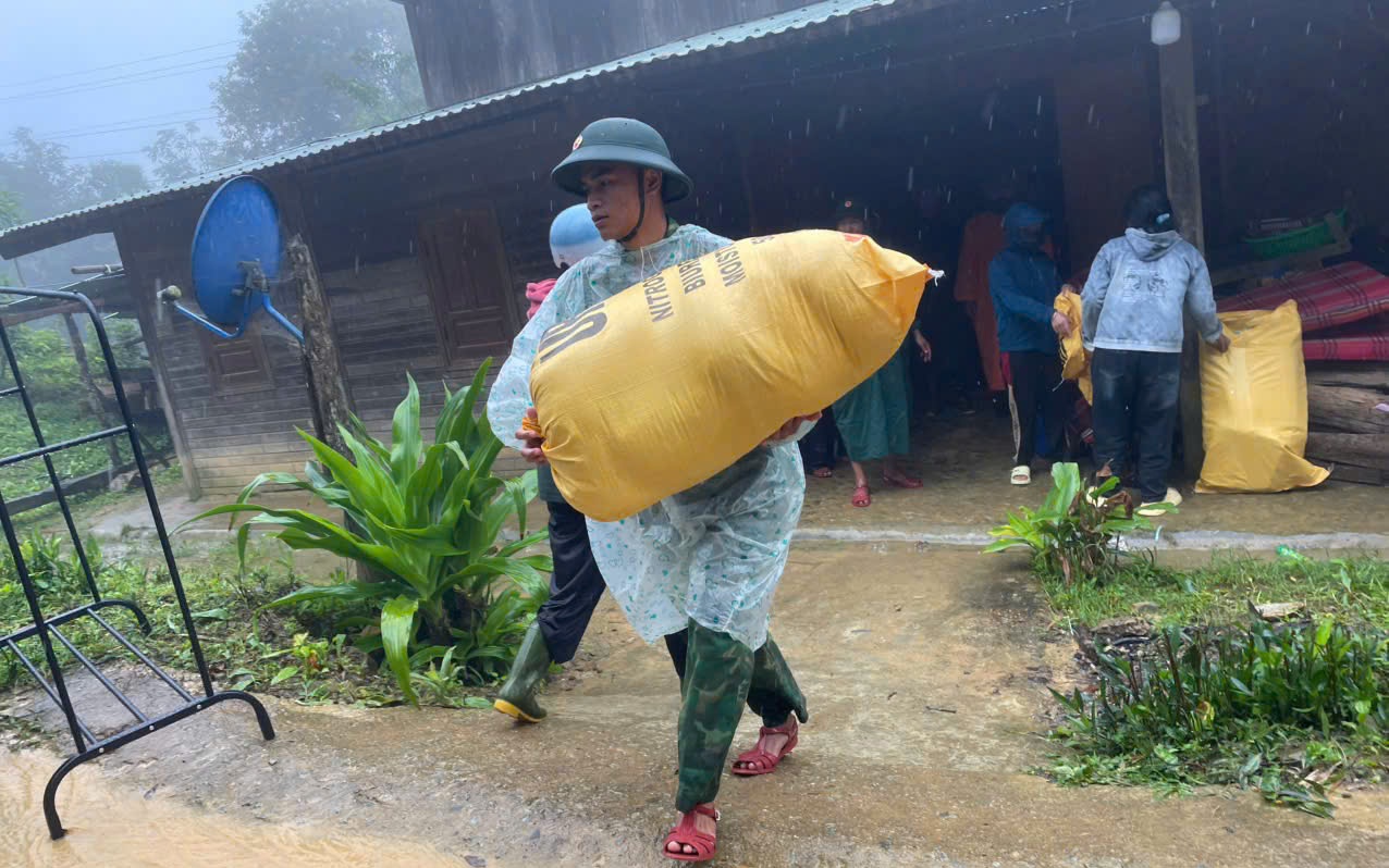 Nhận biết các dấu hiệu nguy hiểm báo trước sạt lở nghiêm trọng- Ảnh 1. Nguy cơ tái sạt lở, tiếp tục di dời gần 200 người đến nơi an toàn