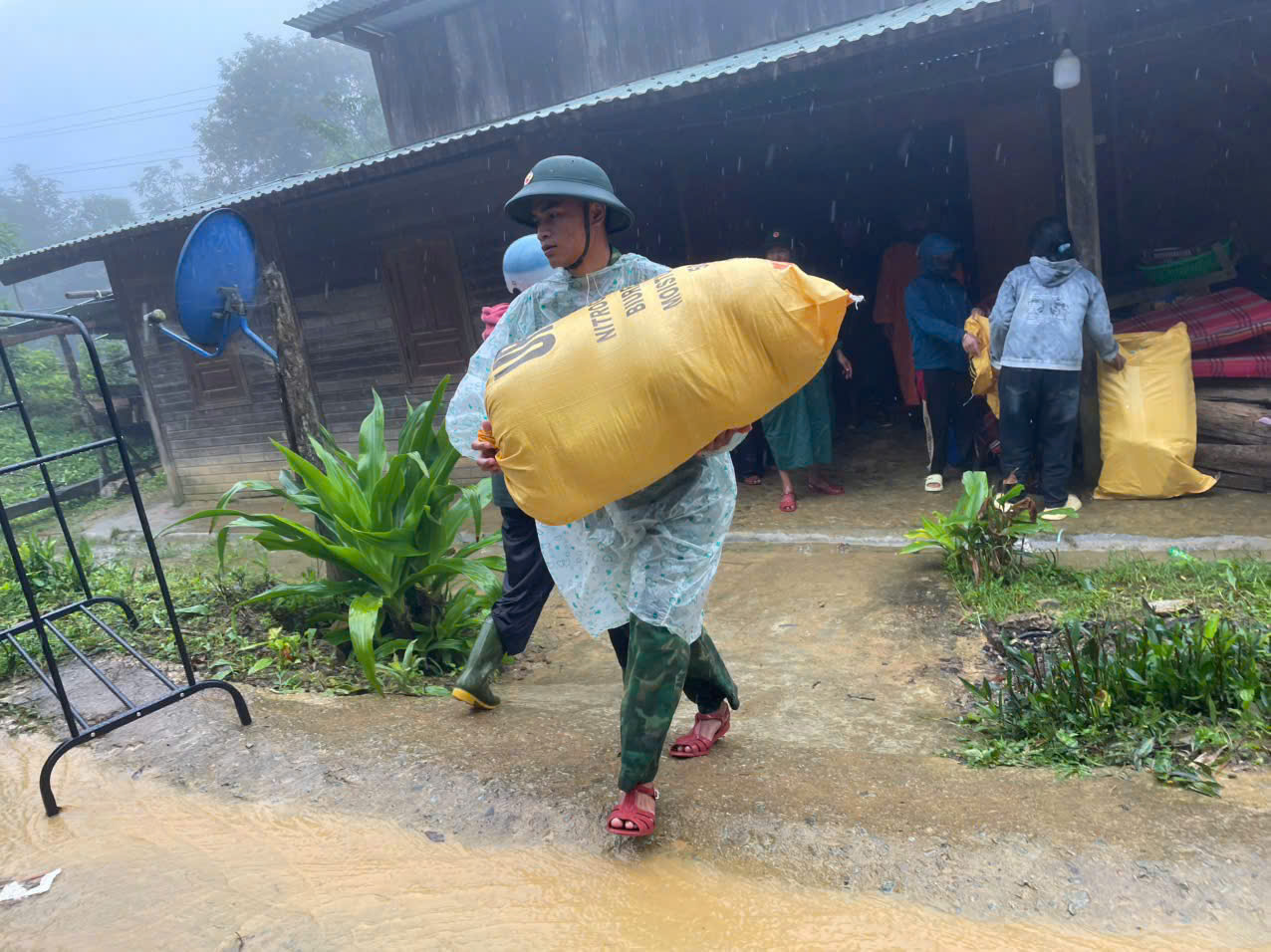 Nguy cơ tái sạt lở, tiếp tục di dời gần 200 người đến nơi an toàn- Ảnh 1.