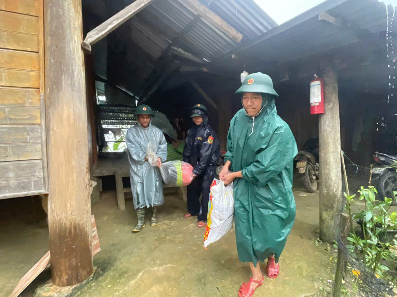 Nguy cơ tái sạt lở, tiếp tục di dời gần 200 người đến nơi an toàn- Ảnh 2.