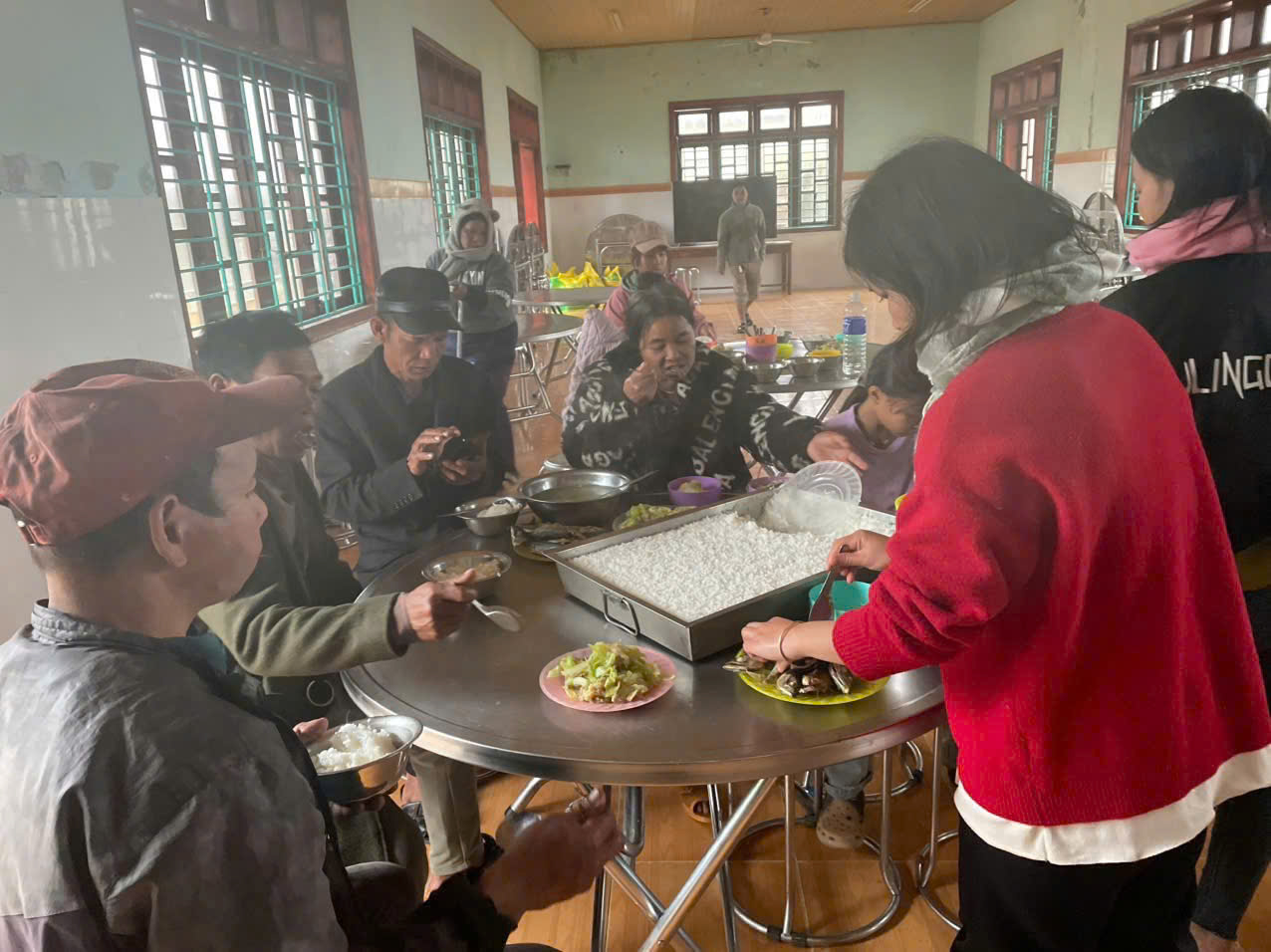 Nguy cơ tái sạt lở, tiếp tục di dời gần 200 người đến nơi an toàn- Ảnh 3.