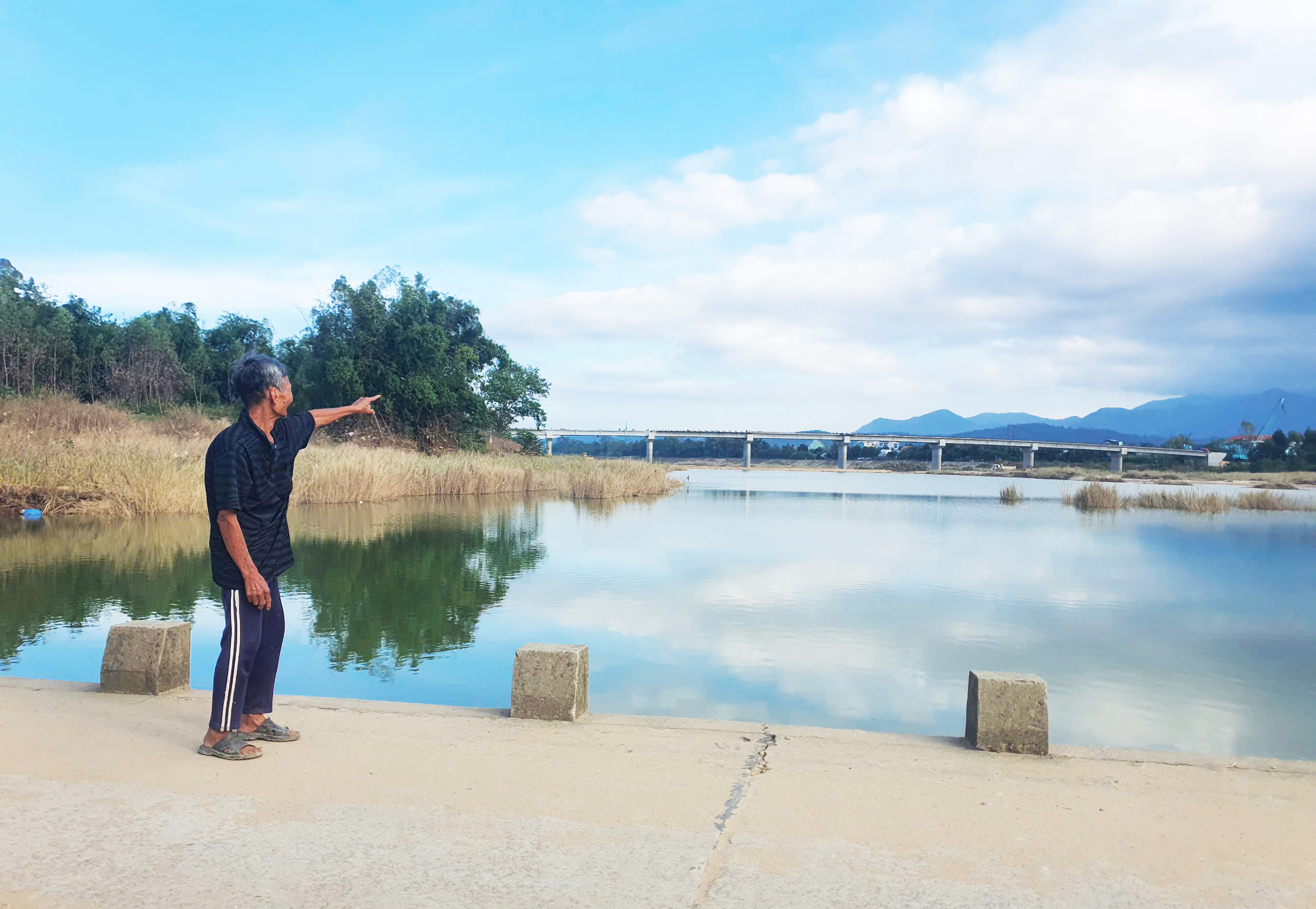 Bao năm lụy đò, người dân 'ốc đảo' đếm từng ngày chờ cầu mới- Ảnh 4. Bao năm lụy đò, người dân 'ốc đảo' đếm từng ngày chờ cầu mới- Ảnh 4.