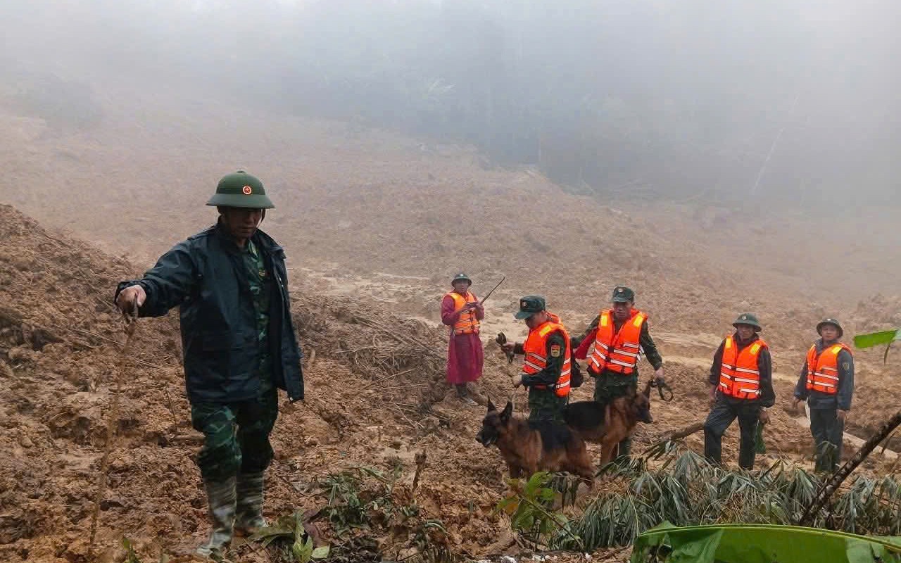 Đội mưa, lội bùn tìm 3 người mất tích trong vụ sạt lở kinh hoàng ở vùng cao Đà Nẵng
