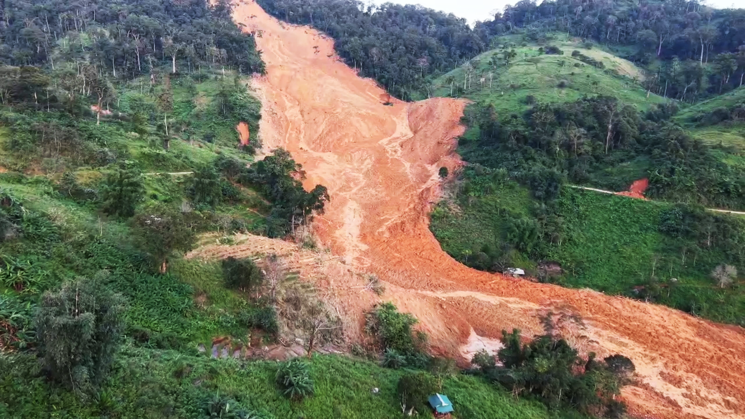 Nguy cơ tái sạt lở, tiếp tục di dời gần 200 người đến nơi an toàn- Ảnh 5.