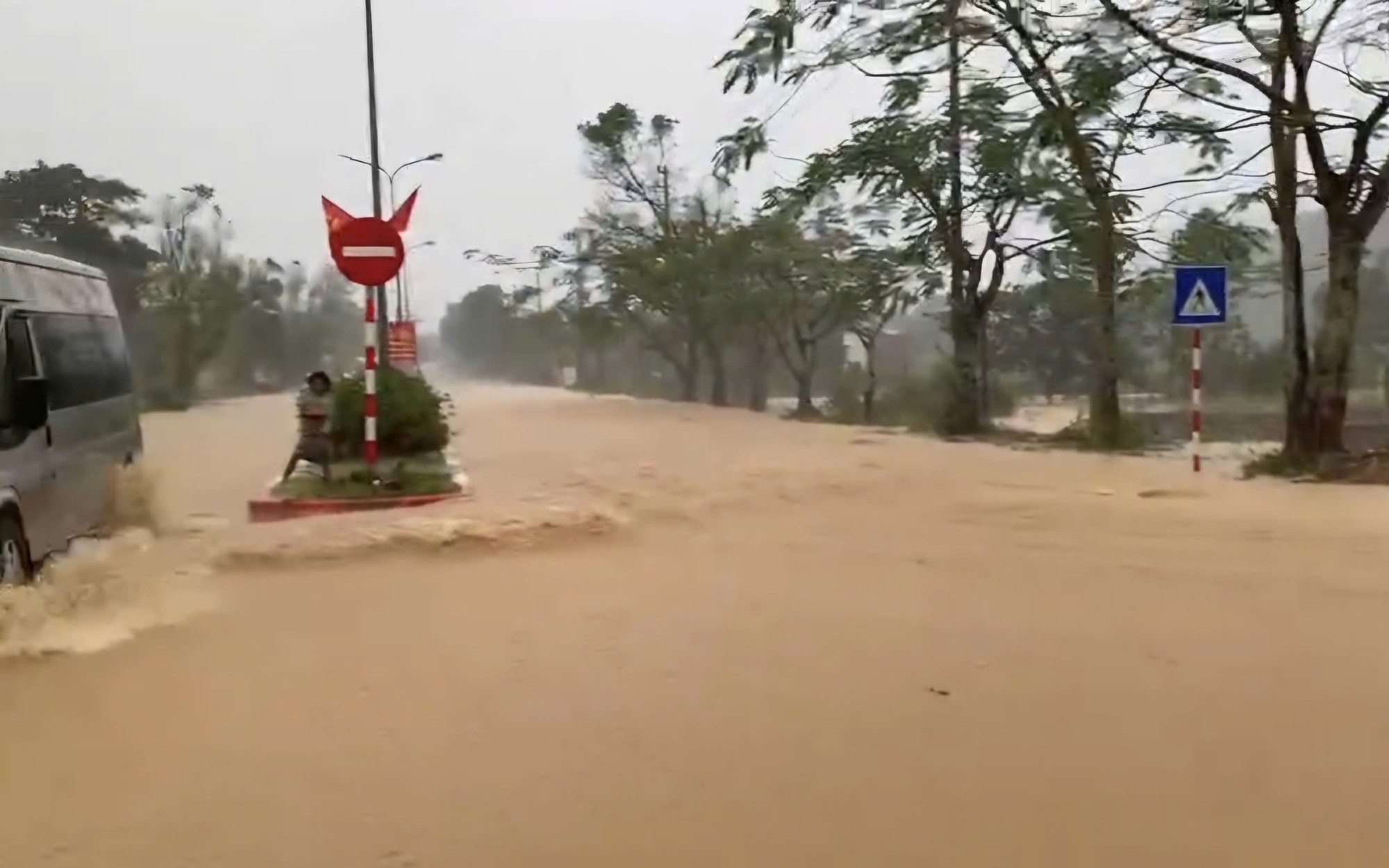 Đợt mưa lớn xối xả ở miền Trung kéo dài đến khi nào?- Ảnh 1. Clip mưa lớn, nước chảy "như suối" trên đường Hồ Chí Minh, đoạn qua xã miền núi Huế