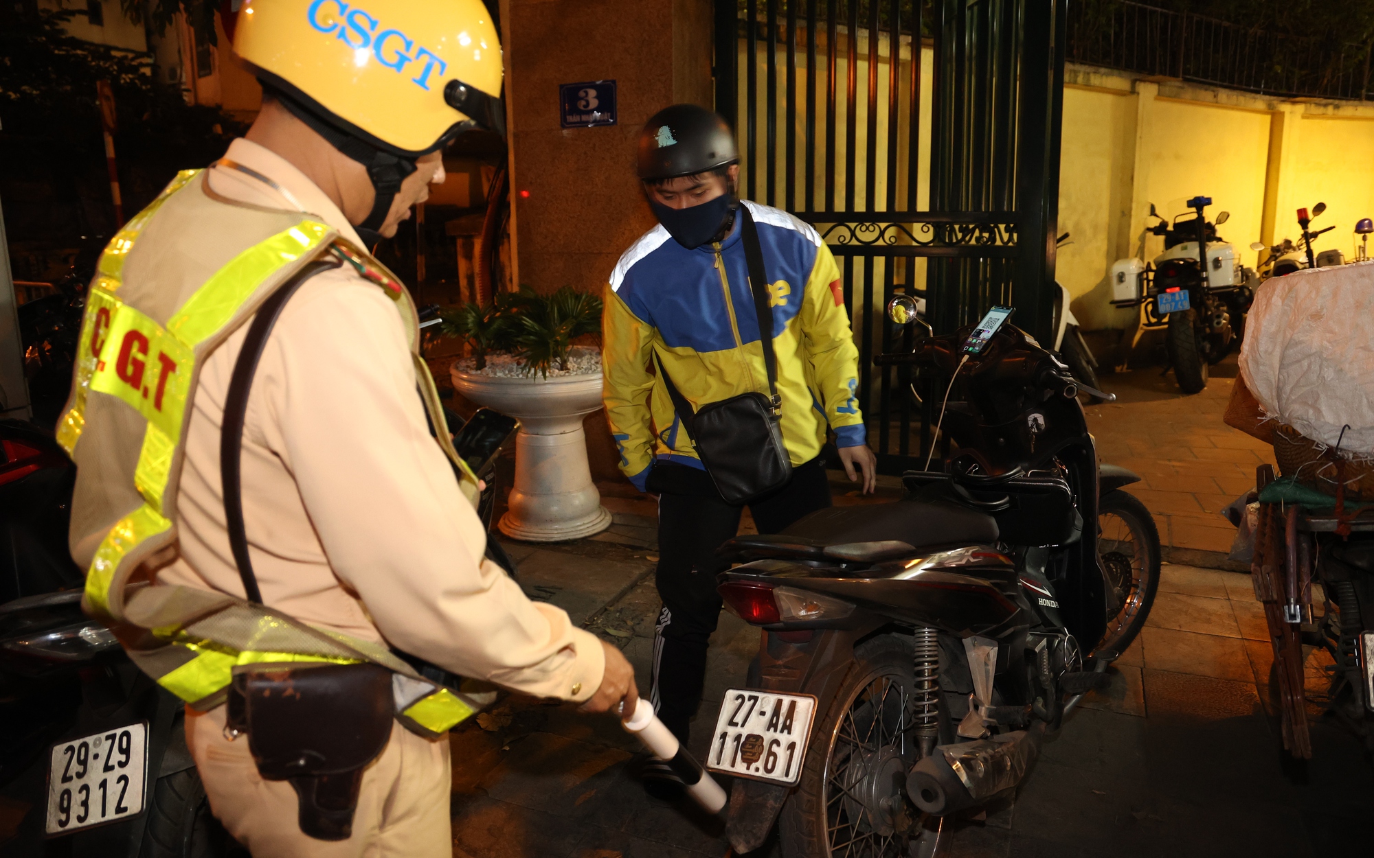 CSGT Hà Nội liên tiếp phát hiện nhiều tài xế che biển số, dùng điện thoại khi đang lái xe- Ảnh 7. CSGT Hà Nội liên tiếp phát hiện nhiều tài xế che biển số, dùng điện thoại khi đang lái xe- Ảnh 7.