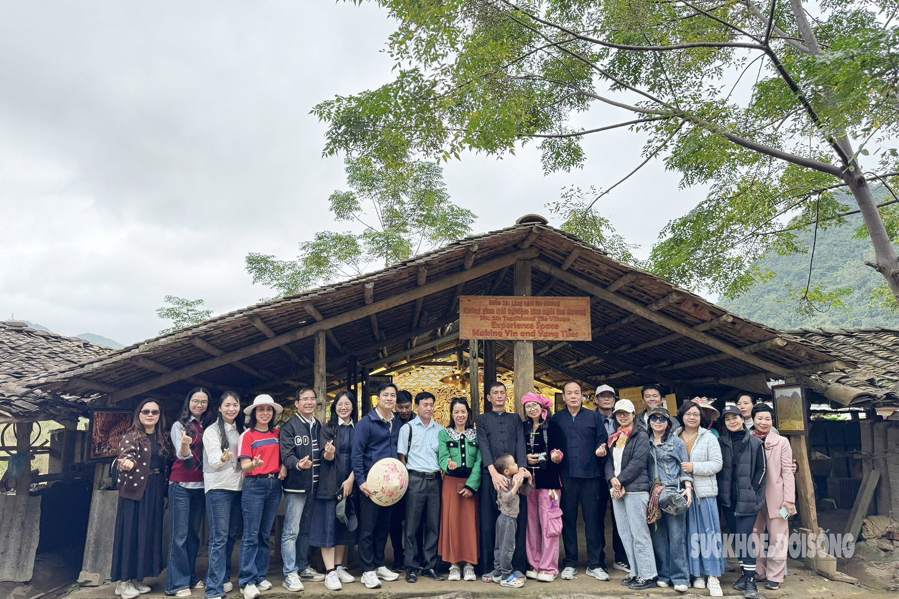 Hơn trăm năm gìn giữ mái ngói Tày- Ảnh 9. Hơn trăm năm gìn giữ mái ngói Tày- Ảnh 9.