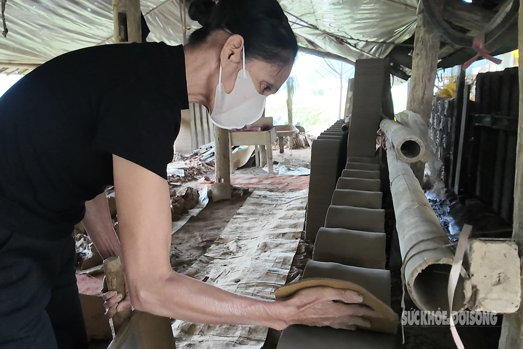 Hơn trăm năm gìn giữ mái ngói Tày- Ảnh 6. Hơn trăm năm gìn giữ mái ngói Tày- Ảnh 6.