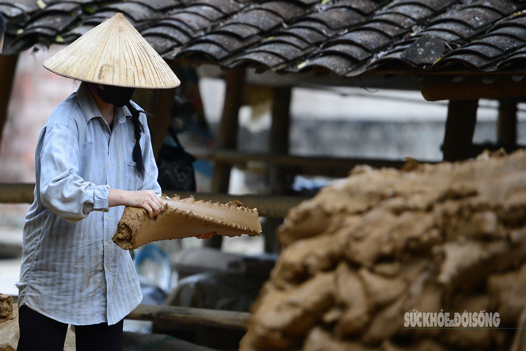 Hơn trăm năm gìn giữ mái ngói Tày- Ảnh 3. Hơn trăm năm gìn giữ mái ngói Tày- Ảnh 3.