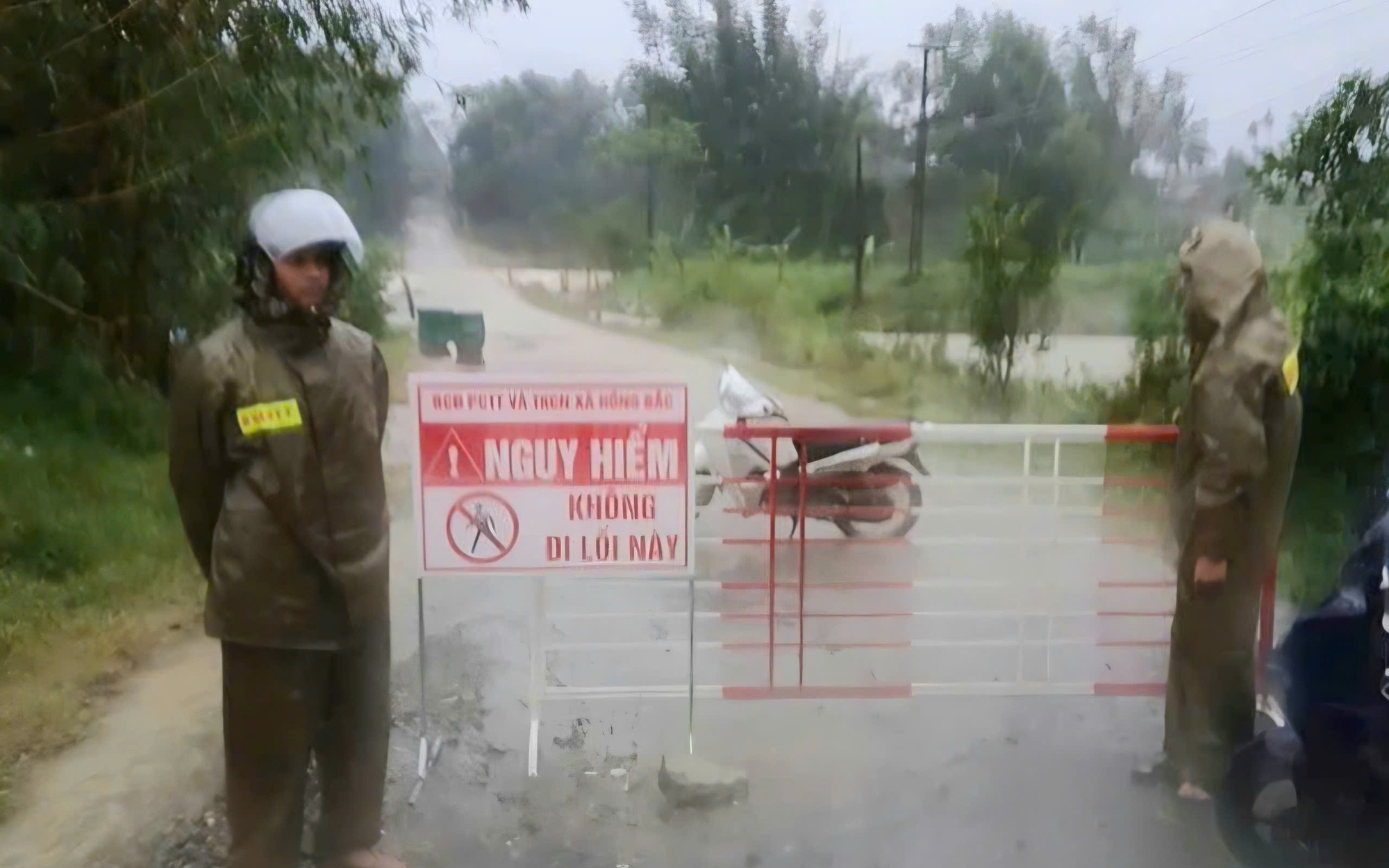 Huế cảnh báo mưa lũ, học sinh nghỉ học ngày 17/11, trừ khu vực không bị ảnh hưởng- Ảnh 2. Mưa lớn ở miền núi Huế gây sạt lở đường, xe máy bị cuốn trôi khi qua tràn