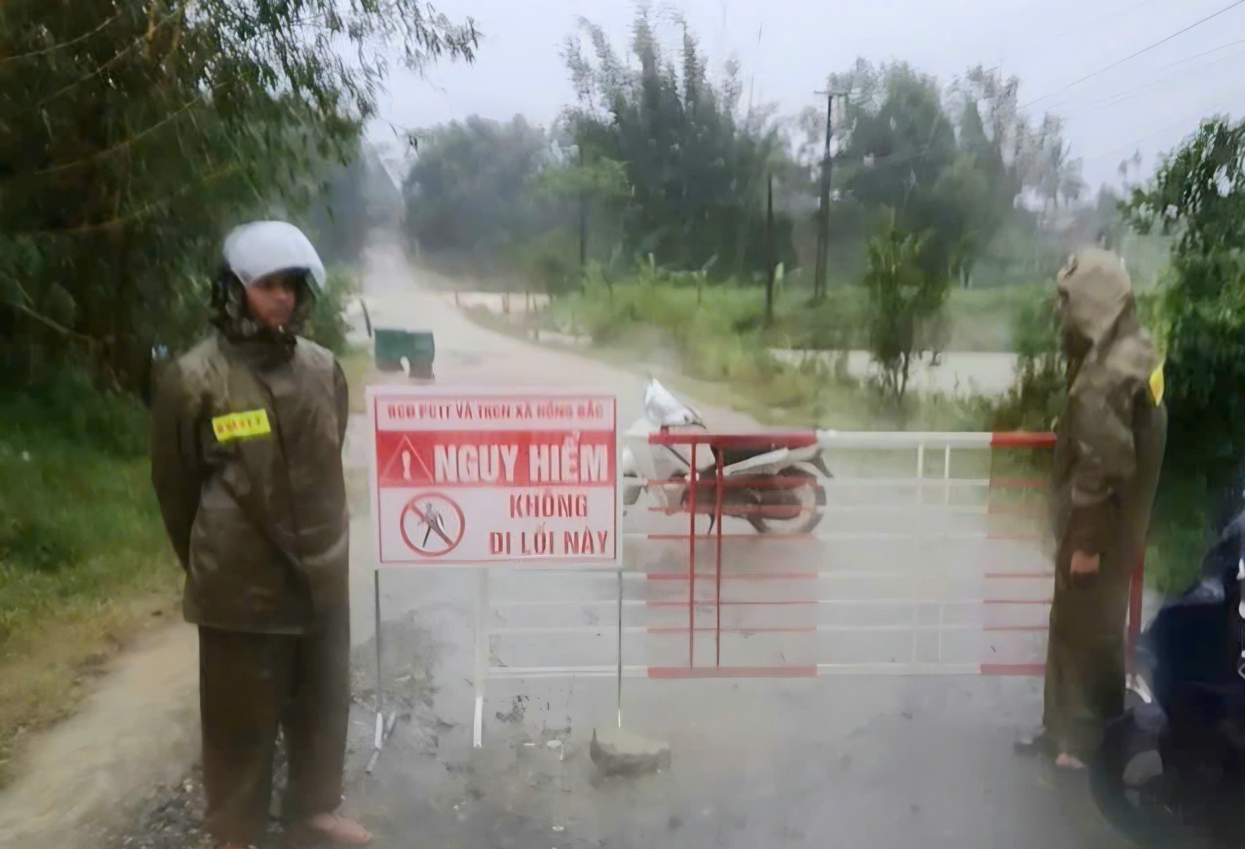 Mưa lớn ở miền núi Huế gây sạt lở đường, xe máy bị cuốn trôi khi qua tràn- Ảnh 2.