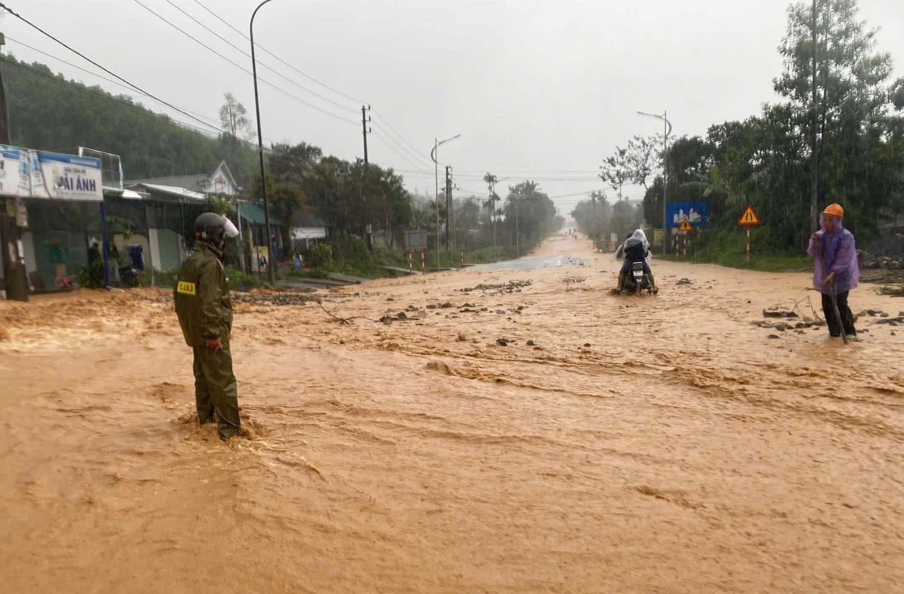 Mưa lớn ở miền núi Huế gây sạt lở đường, xe máy bị cuốn trôi khi qua tràn- Ảnh 1.