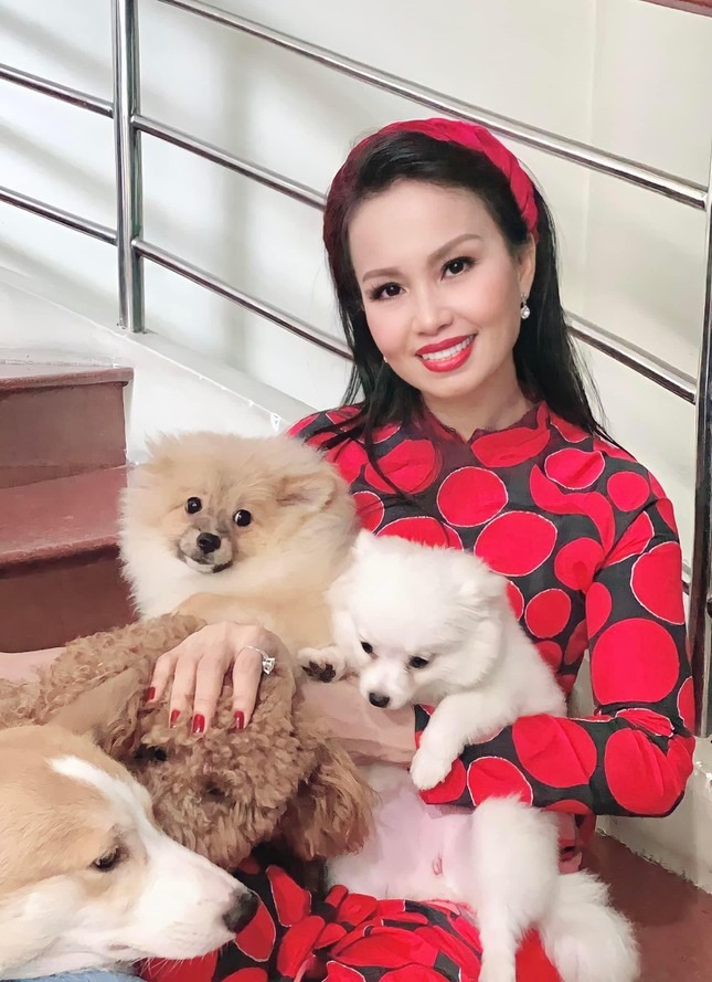 Từng òa khóc khi chia sẻ về biến cố bệnh tật, 'Nữ hoàng dân ca' Việt hiện sống ra sao?- Ảnh 3. Từng òa khóc khi chia sẻ về biến cố bệnh tật, 'Nữ hoàng dân ca' Việt hiện sống ra sao?- Ảnh 3.