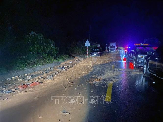 Khánh Hòa: Sạt lở đèo Khánh Lê và đèo Khánh Sơn khiến nhiều người bị vùi lấp- Ảnh 1. Khánh Hòa: Sạt lở đèo Khánh Lê và đèo Khánh Sơn khiến nhiều người bị vùi lấp- Ảnh 1.