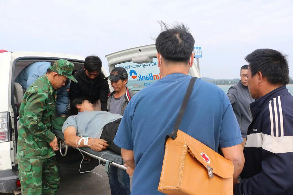 ຜ່ານຜ່າຄື້ນຟອງໃຫຍ່ຢູ່ກາງທະເລ ເພື່ອຍົກຍ້າຍຄົນເຈັບເສັ້ນເລືອດຕັນໃນແຜ່ນດິນໃຫຍ່ ເພື່ອປິ່ນປົວສຸກເສີນ - ຮູບ 2. Vượt sóng lớn giữa biển chuyển bệnh nhân đột quỵ vào đất liền cấp cứu- Ảnh 2.