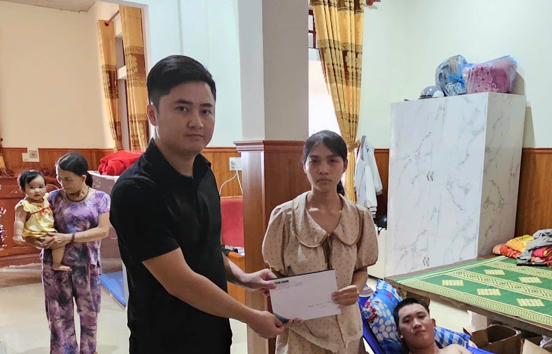 Tấm lòng bạn đọc Báo Sức khỏe và Đời sống đến với 2 hoàn cảnh khó khăn ở Huế- Ảnh 2. Tấm lòng bạn đọc Báo Sức khỏe và Đời sống đến với 2 hoàn cảnh khó khăn ở Huế- Ảnh 2.