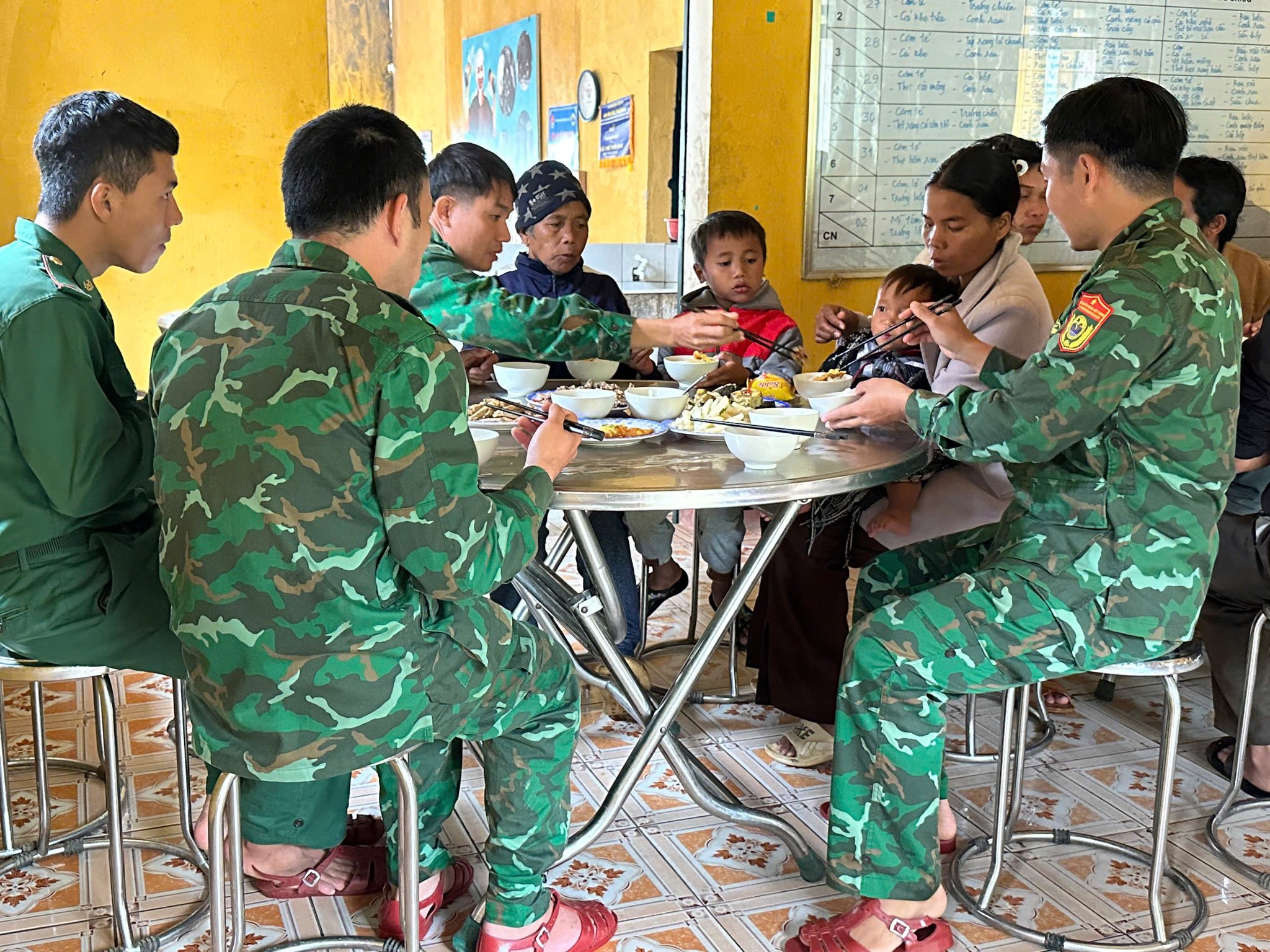 Đồn Biên phòng nhận đỡ đầu 2 bé có cha mẹ mất tích trong sạt lở đất- Ảnh 2. Đồn Biên phòng nhận đỡ đầu 2 bé có cha mẹ mất tích trong sạt lở đất- Ảnh 2.