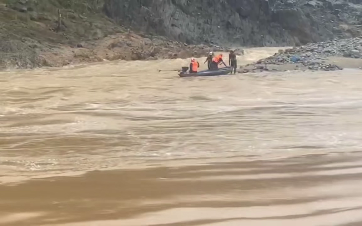 Cán bộ công an cứu học sinh lớp 5 bị gió quật ngã xuống kênh- Ảnh 3.