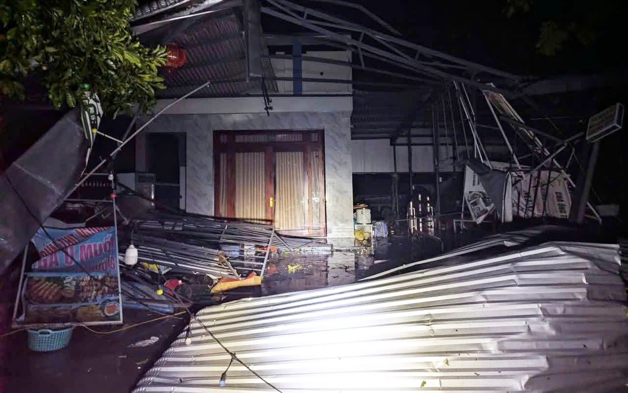 Nhận ra lốc xoáy thì mái tôn đã bay loảng xoảng- Ảnh 9. Lốc xoáy tàn phá trong đêm, nhà cửa tốc mái, cây cối đổ la liệt