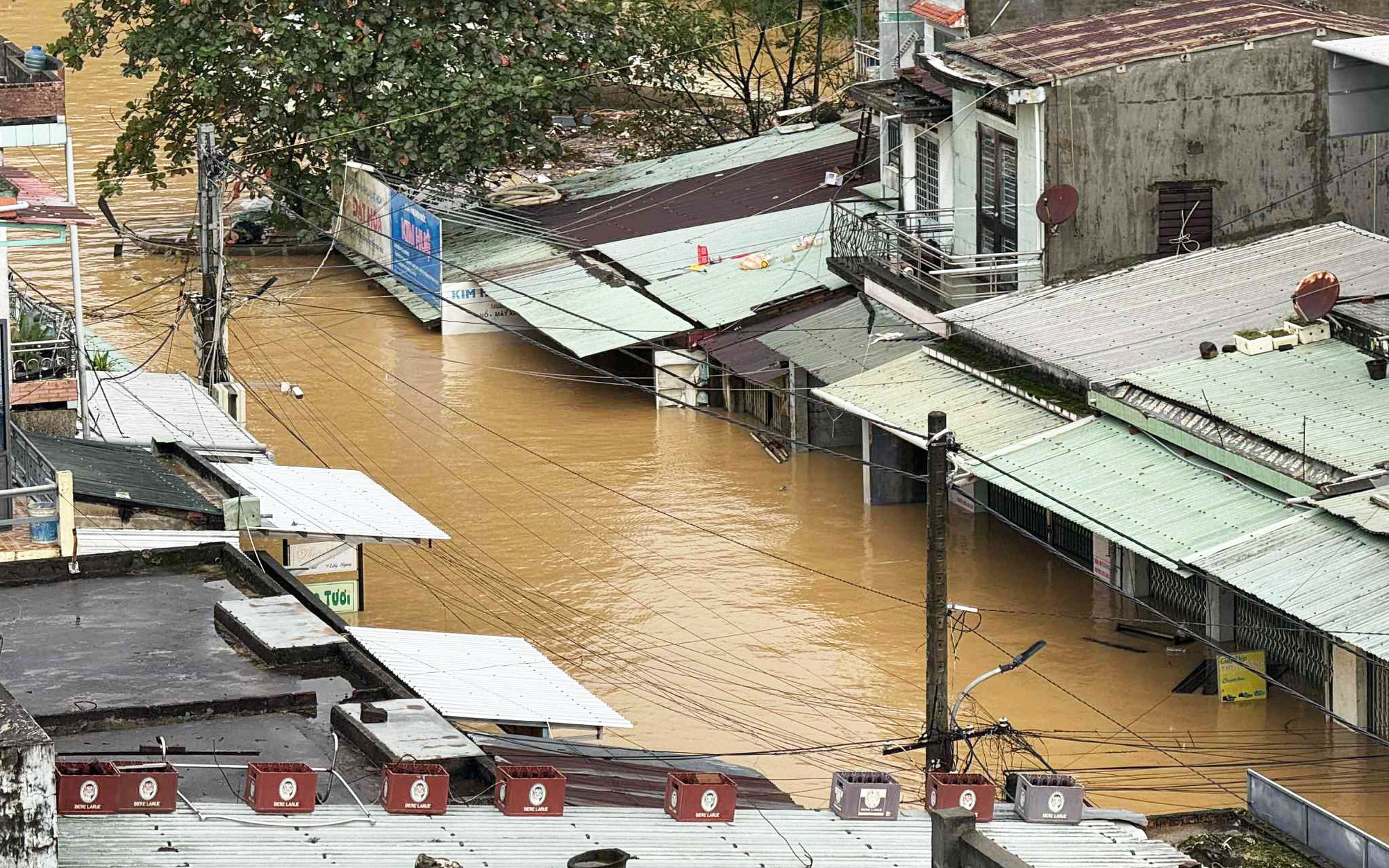 Đồn Biên phòng nhận đỡ đầu 2 bé có cha mẹ mất tích trong sạt lở đất- Ảnh 6. Đồn Biên phòng nhận đỡ đầu 2 bé có cha mẹ mất tích trong sạt lở đất- Ảnh 6.