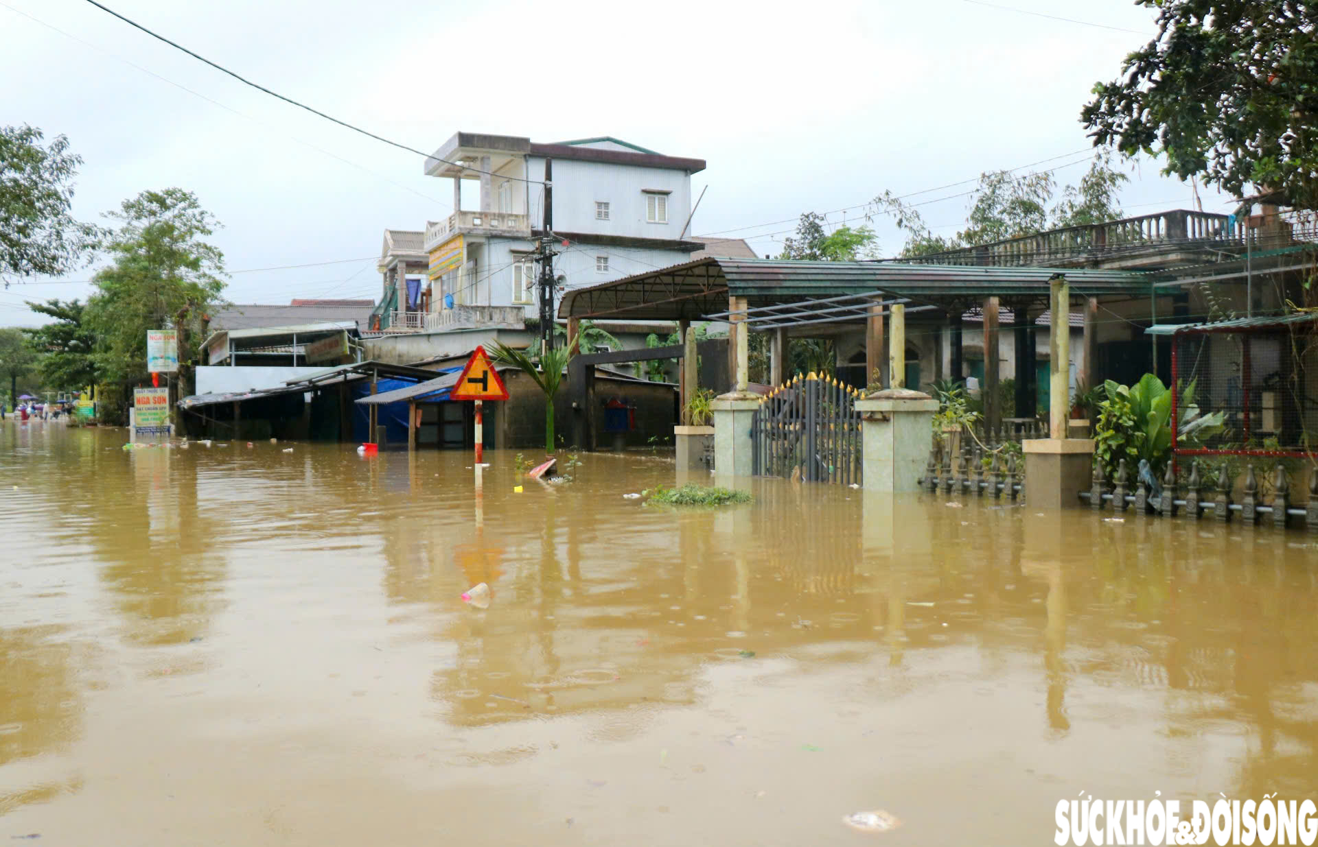 Lũ dữ tràn về lúc rạng sáng, tiểu thương khóc nghẹn nhìn gia tài bị nhấn chìm- Ảnh 1. Lũ dữ tràn về lúc rạng sáng, tiểu thương khóc nghẹn nhìn gia tài bị nhấn chìm- Ảnh 1.