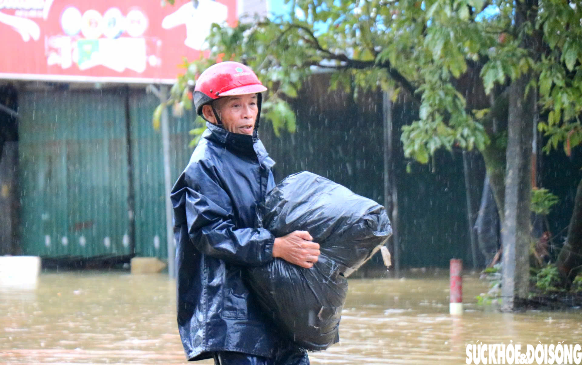 Lũ dữ tràn về lúc rạng sáng, tiểu thương khóc nghẹn nhìn gia tài bị nhấn chìm- Ảnh 3. Lũ dữ tràn về lúc rạng sáng, tiểu thương khóc nghẹn nhìn gia tài bị nhấn chìm- Ảnh 3.