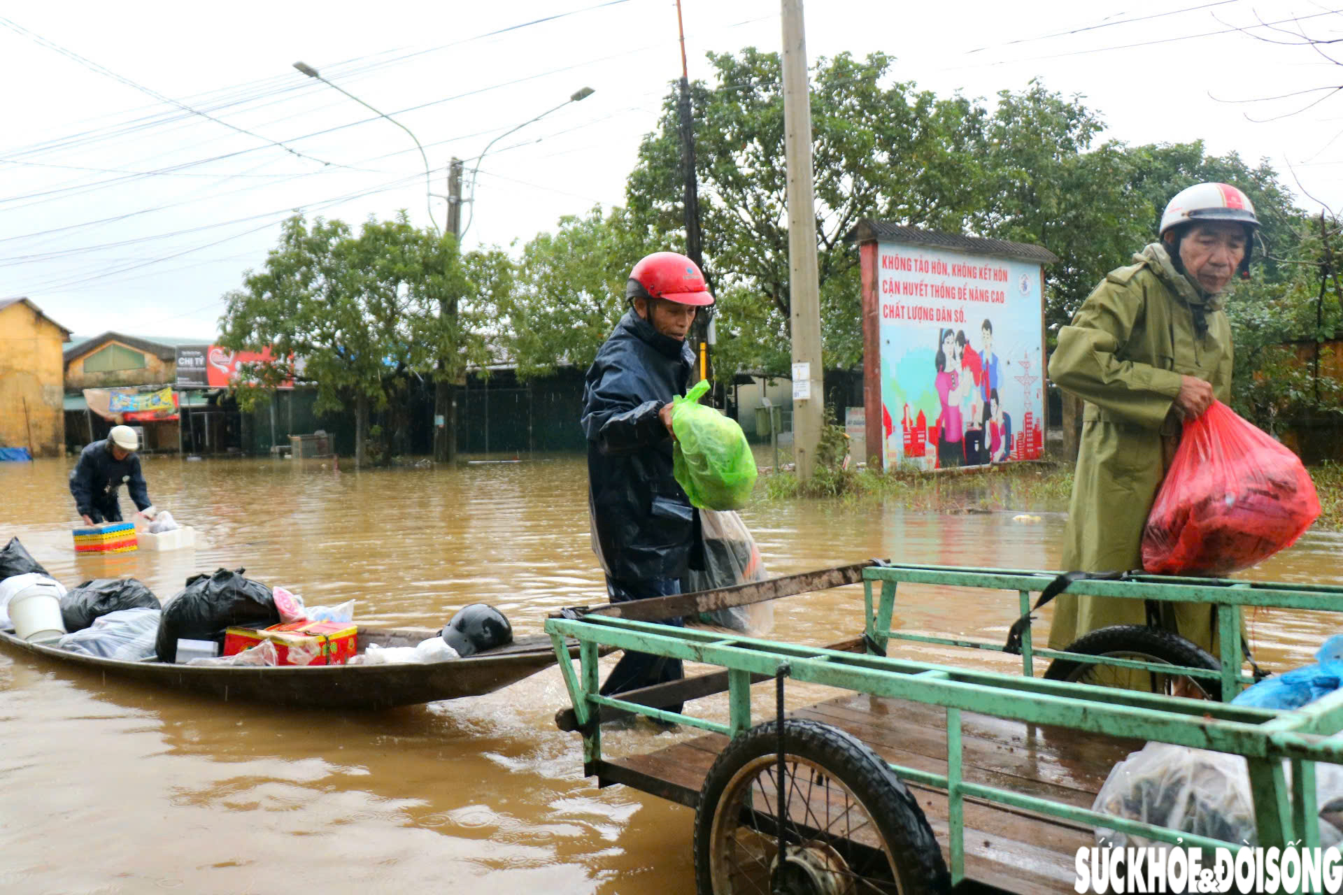 Lũ dữ tràn về lúc rạng sáng, tiểu thương khóc nghẹn nhìn gia tài bị nhấn chìm- Ảnh 4. Lũ dữ tràn về lúc rạng sáng, tiểu thương khóc nghẹn nhìn gia tài bị nhấn chìm- Ảnh 4.
