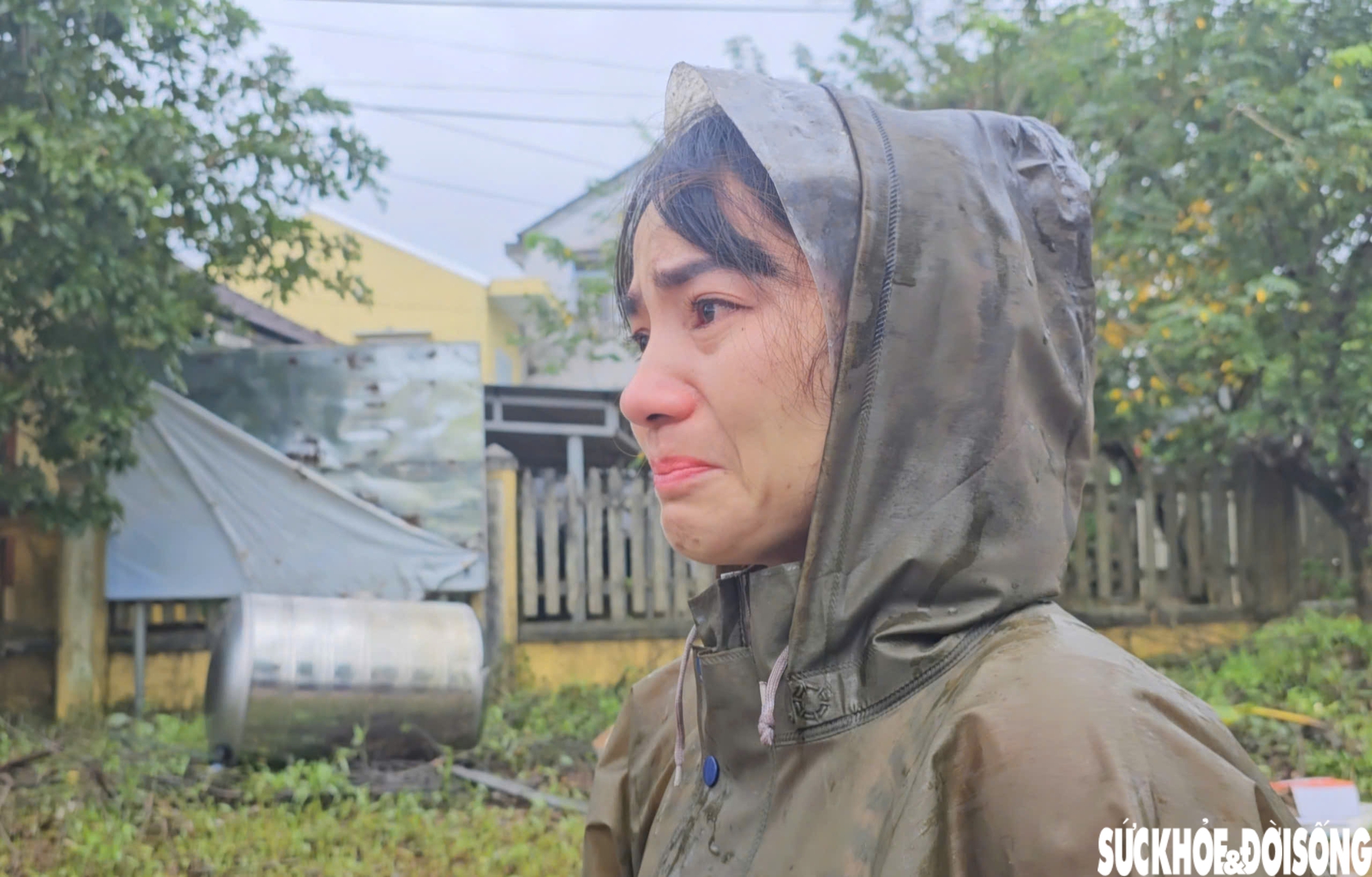 Lũ dữ tràn về lúc rạng sáng, tiểu thương khóc nghẹn nhìn gia tài bị nhấn chìm- Ảnh 6. Lũ dữ tràn về lúc rạng sáng, tiểu thương khóc nghẹn nhìn gia tài bị nhấn chìm- Ảnh 6.