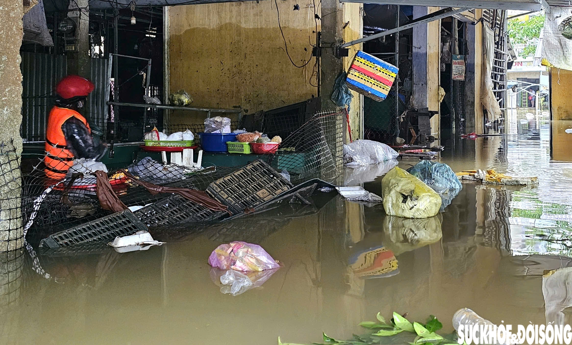 Lũ dữ tràn về lúc rạng sáng, tiểu thương khóc nghẹn nhìn gia tài bị nhấn chìm- Ảnh 7. Lũ dữ tràn về lúc rạng sáng, tiểu thương khóc nghẹn nhìn gia tài bị nhấn chìm- Ảnh 7.