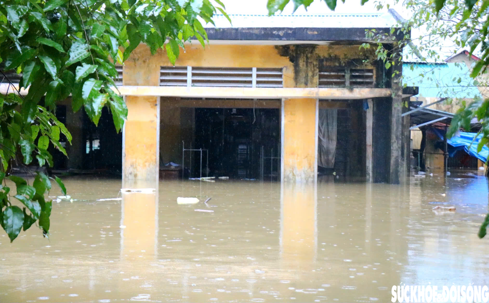 Lũ dữ tràn về lúc rạng sáng, tiểu thương khóc nghẹn nhìn gia tài bị nhấn chìm- Ảnh 2. Lũ dữ tràn về lúc rạng sáng, tiểu thương khóc nghẹn nhìn gia tài bị nhấn chìm- Ảnh 2.