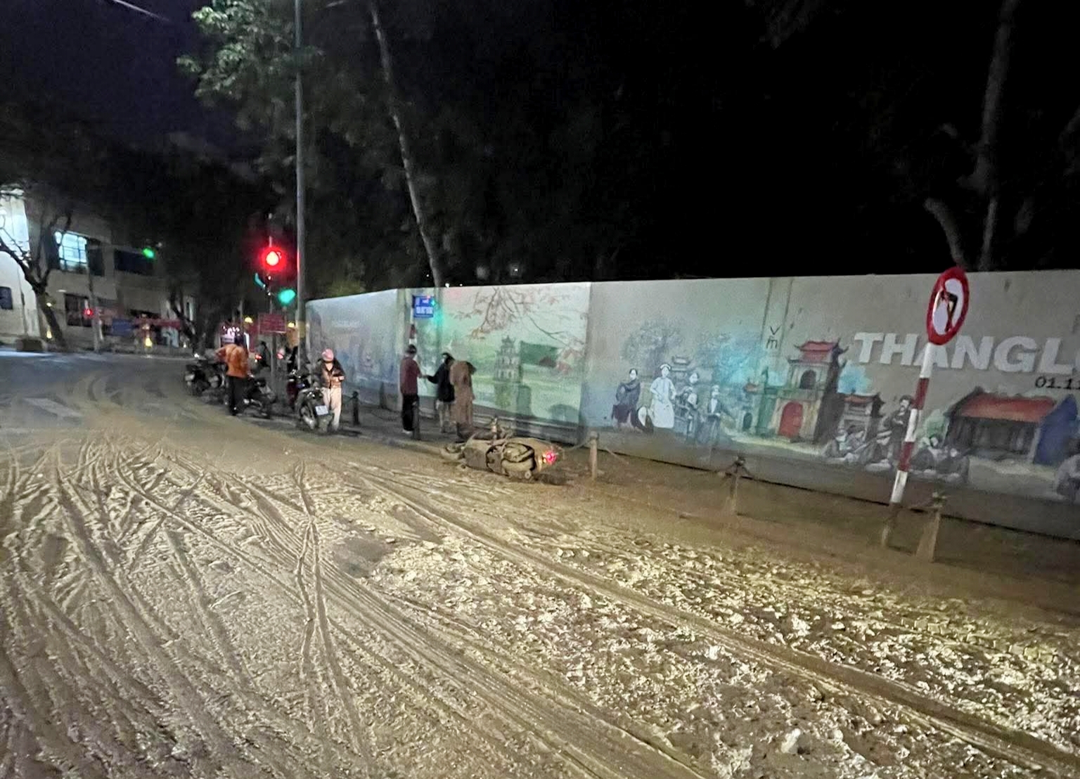 MRB Hà Nội bác bỏ tin đồn bùn nhão gây trơn trượt trên phố liên quan đến Metro khoan ngầm- Ảnh 1.