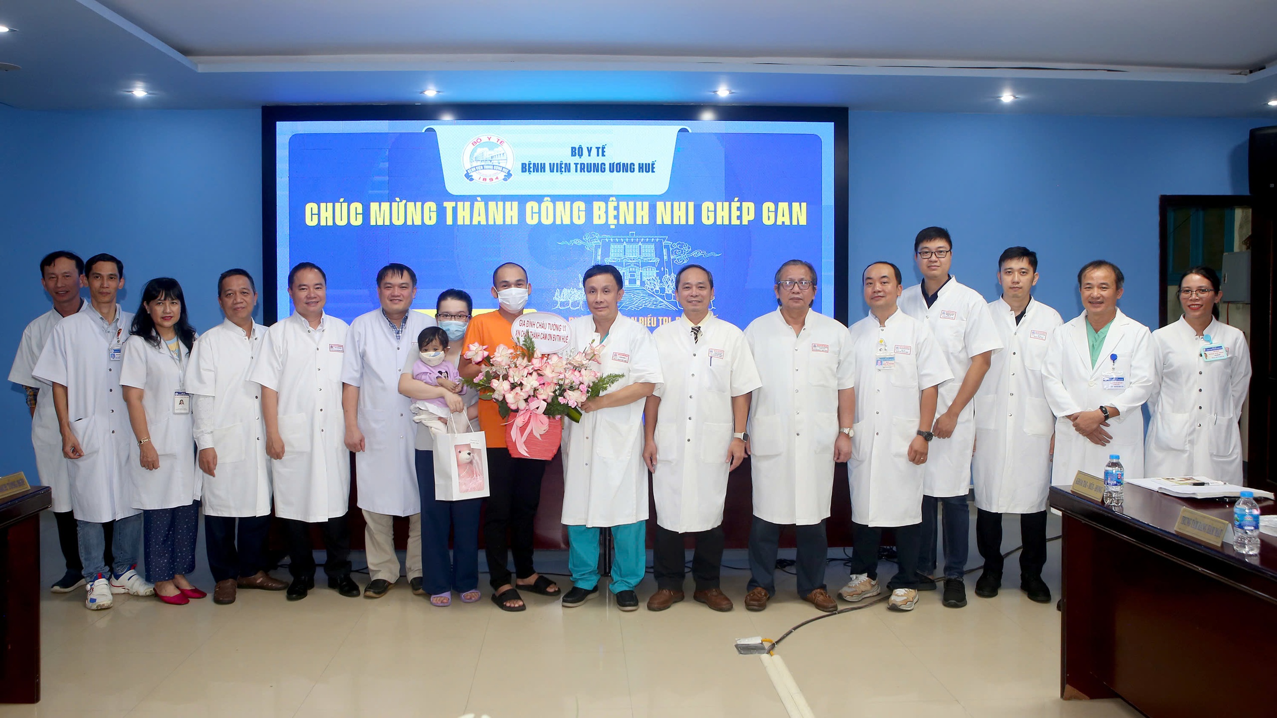 การปลูกถ่ายตับข้ามประเทศเวียดนามช่วยชีวิตเด็กอายุ 2 ขวบที่มีภาวะท่อน้ำดีตีบแต่กำเนิด - ภาพที่ 4 Ca ghép gan xuyên Việt cứu sống bé 2 tuổi bị teo đường mật bẩm sinh- Ảnh 4.