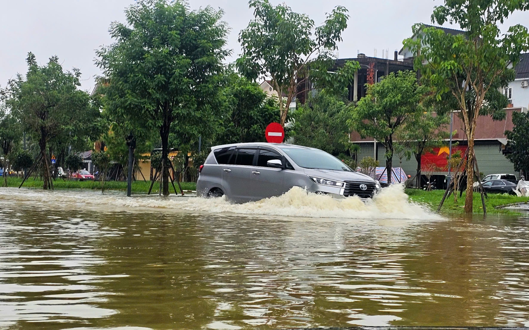 Hơn 170 hộ dân Phong Điền, Huế chìm trong nước lũ- Ảnh 5. Huế lại ngập, người dân hối hả đưa ô tô, xe máy lên cao phòng lũ lần 4