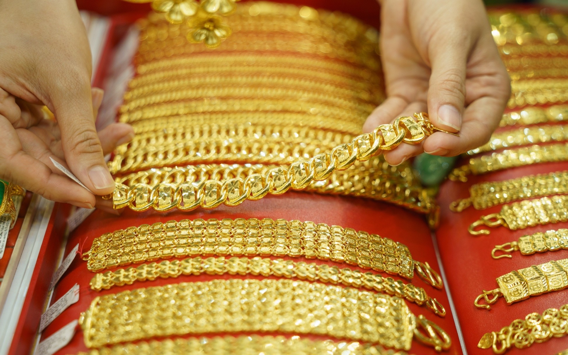 Giá vàng hôm nay ngày 17/11 tạm ngừng giảm mạnh