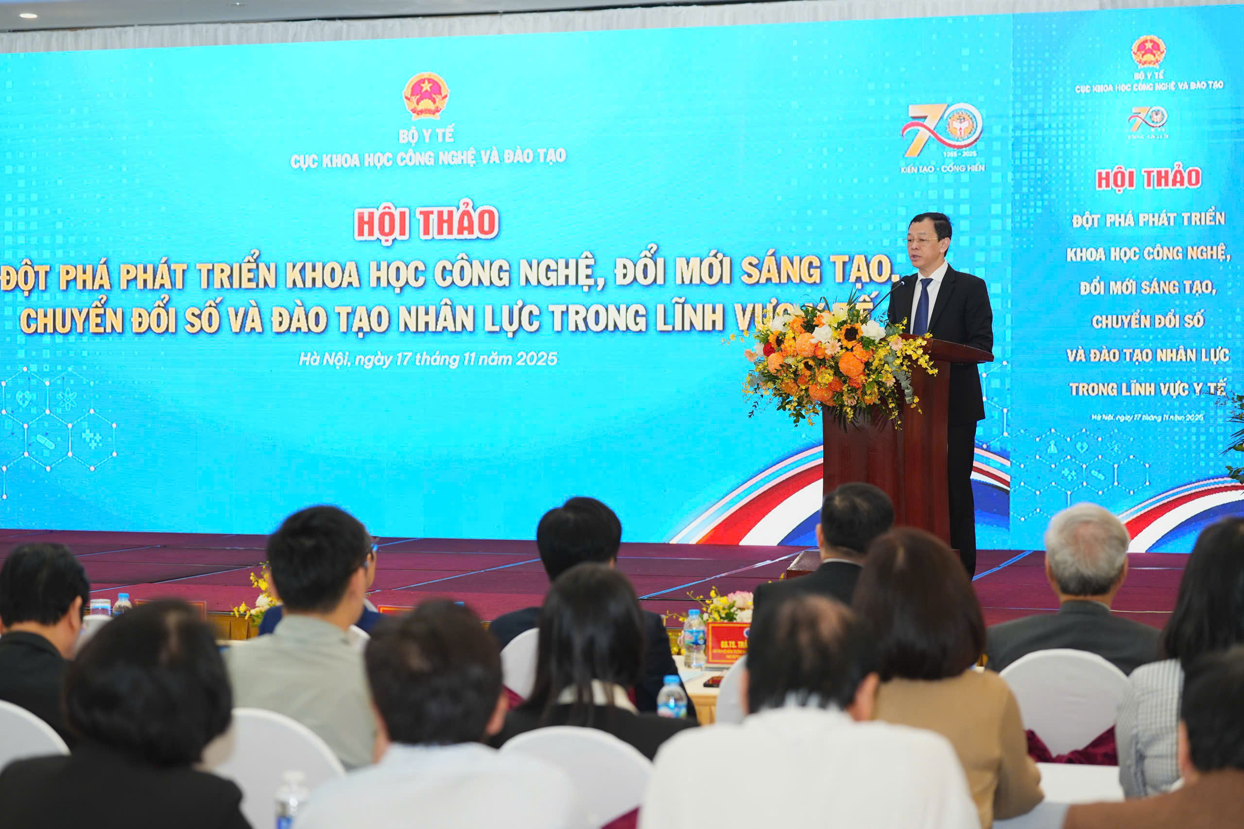 50% cơ sở đào tạo y khoa chưa đạt chuẩn đầu ra, bác sĩ trẻ sẽ khó vượt qua kỳ thi Quốc gia để hành nghề- Ảnh 1. 50% cơ sở đào tạo y khoa chưa đạt chuẩn đầu ra, bác sĩ trẻ sẽ khó vượt qua kỳ thi Quốc gia để hành nghề- Ảnh 1.