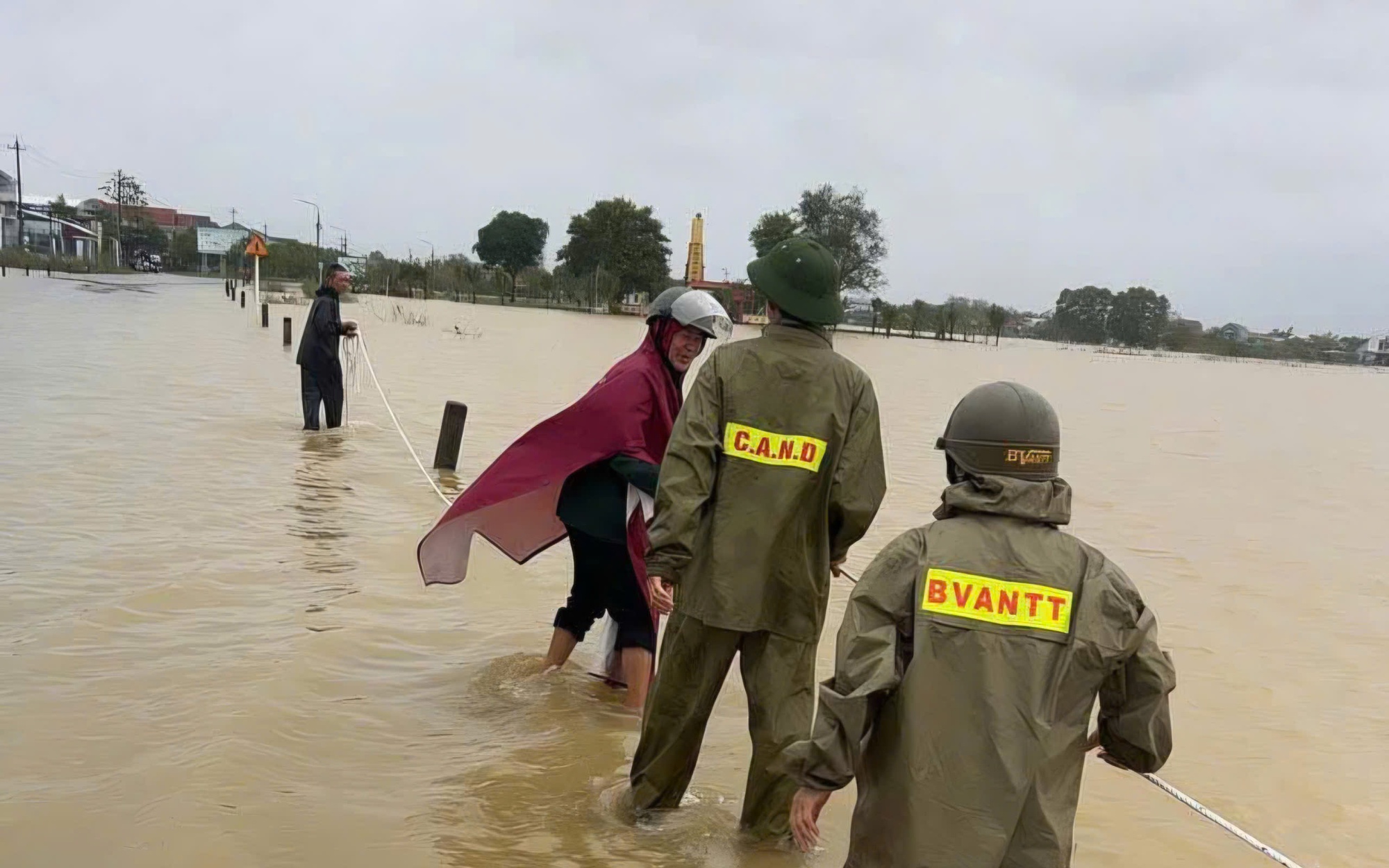 Hơn 7.600 ngôi nhà ngập trong đợt lũ thứ 4 ở Huế, tìm thấy nạn nhân mất tích do lật ghe- Ảnh 3. Hơn 7.600 ngôi nhà ngập trong đợt lũ thứ 4 ở Huế, tìm thấy nạn nhân mất tích do lật ghe- Ảnh 3.