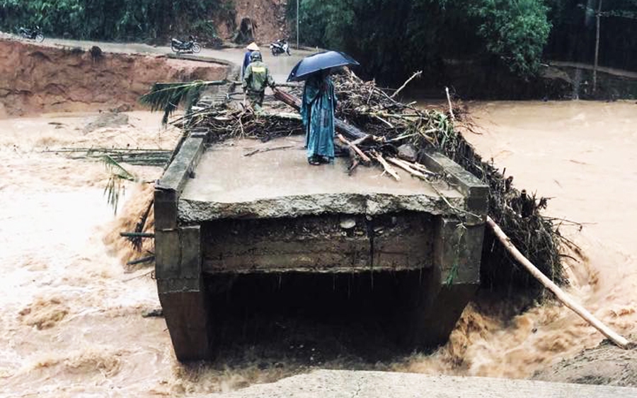Giải cứu 2 người đi làm rẫy bị mắc kẹt giữa dòng lũ dữ- Ảnh 4. Lũ dữ cuốn sập cầu ở Quảng Ngãi, hơn 1.200 người bị cô lập