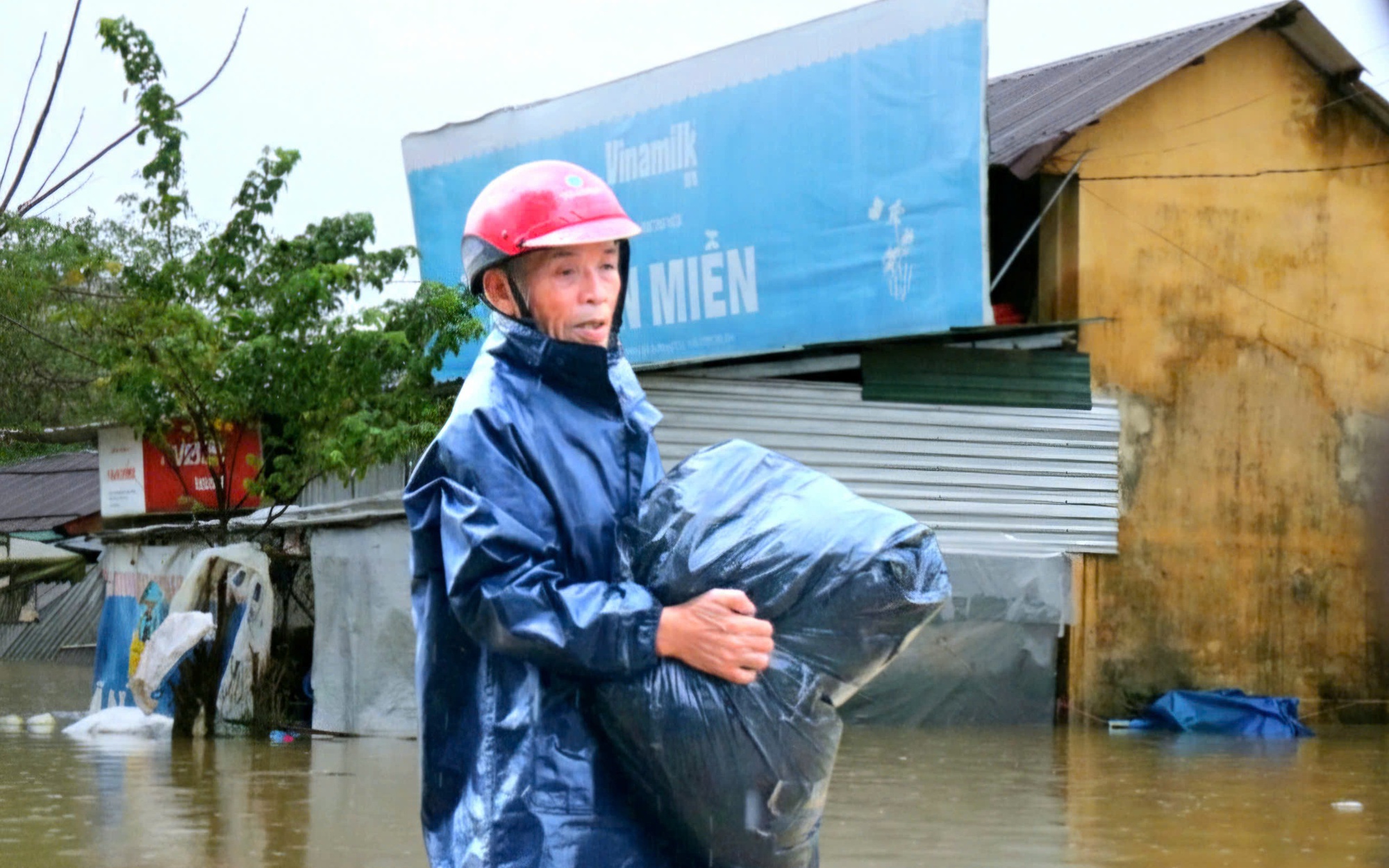 CSGT lý giải việc cương quyết xử lý hành vi đỗ xe trên cầu trong mưa lũ- Ảnh 3.