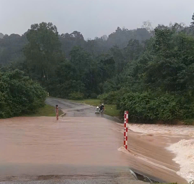 Nhiều khu vực tại Quảng Trị bị ngập lụt, sạt lở- Ảnh 1. Nhiều khu vực tại Quảng Trị bị ngập lụt, sạt lở- Ảnh 1.