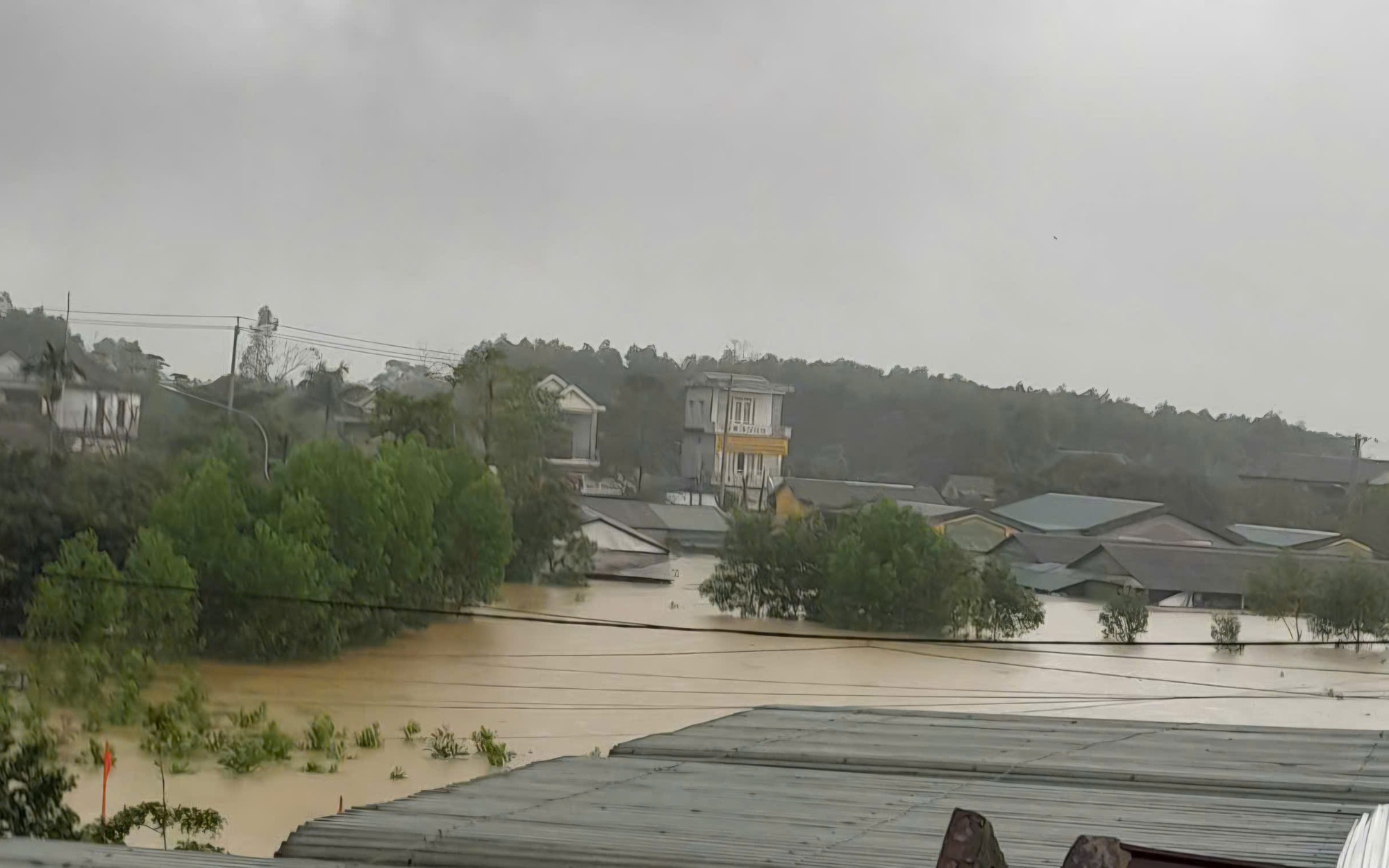 Lũ dâng hơn 2m nhấn chìm ngôi làng miền núi ở Huế- Ảnh 16. Hơn 170 hộ dân Phong Điền, Huế chìm trong nước lũ