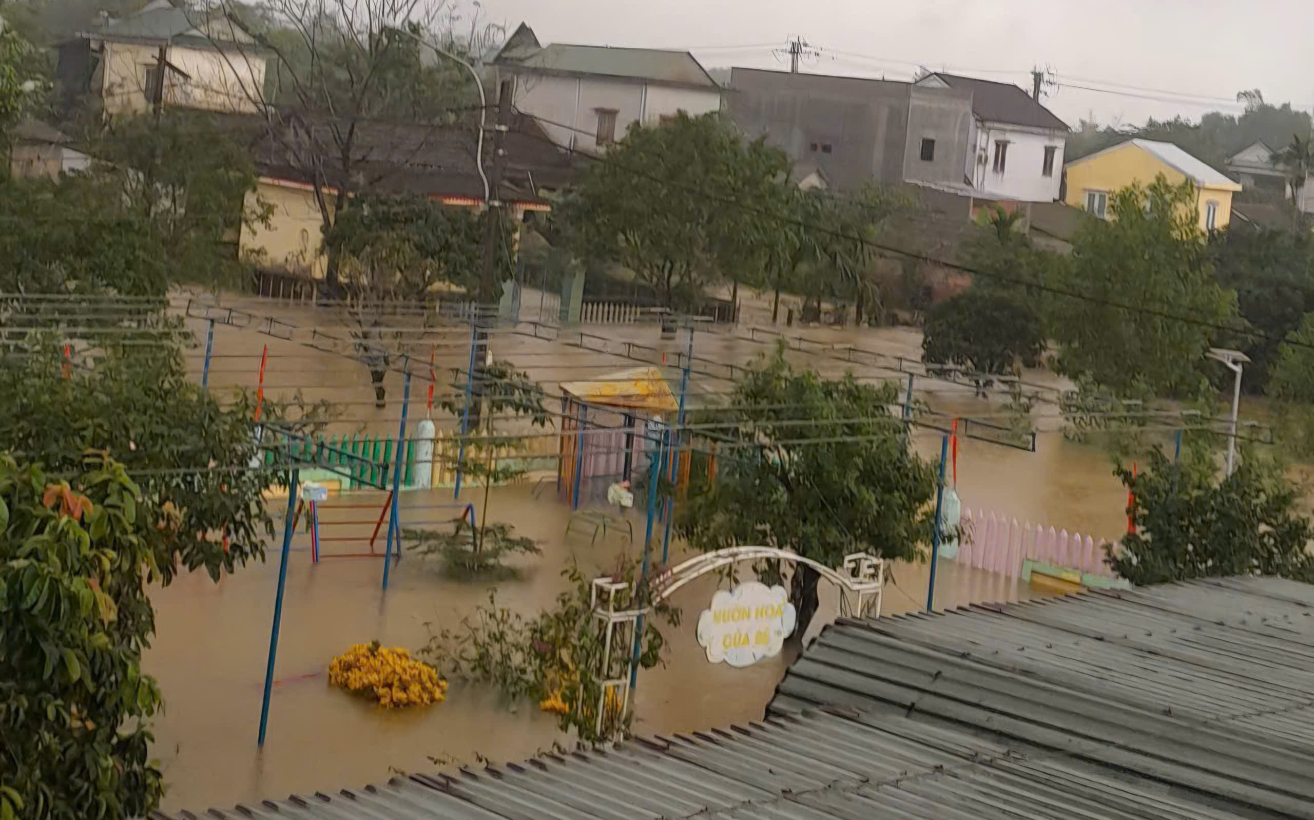 Hơn 170 hộ dân Phong Điền, Huế chìm trong nước lũ- Ảnh 2. Hơn 170 hộ dân Phong Điền, Huế chìm trong nước lũ- Ảnh 2.