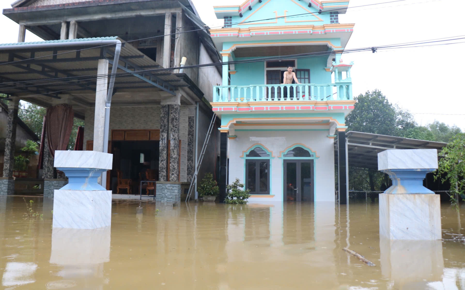 Lũ dữ tràn về lúc rạng sáng, tiểu thương khóc nghẹn nhìn gia tài bị nhấn chìm- Ảnh 8. Lũ dâng hơn 2m nhấn chìm ngôi làng miền núi ở Huế