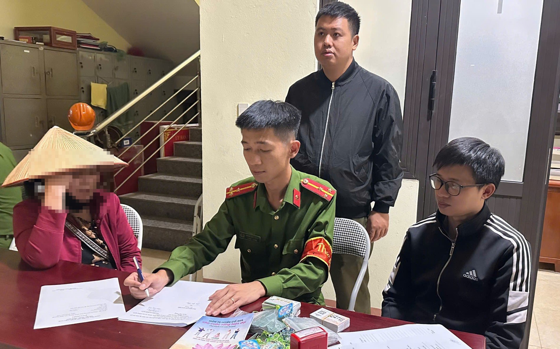 Khởi tố 4 người làm sai thiết kế lan can đá bờ sông Hồng sau bão Yagi- Ảnh 3. Khởi tố 4 người làm sai thiết kế lan can đá bờ sông Hồng sau bão Yagi- Ảnh 3.