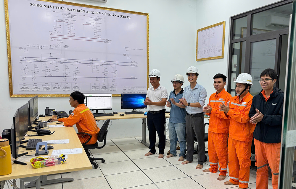 EVNNPT hoàn thành sớm toàn bộ Dự án Trạm biến áp 220kV Vũng Áng và đấu nối- Ảnh 1. https://www.npt.com.vn/userfile/images/2025/10/Anh1DongdienVungAng25102025-20251025102953289.jpg