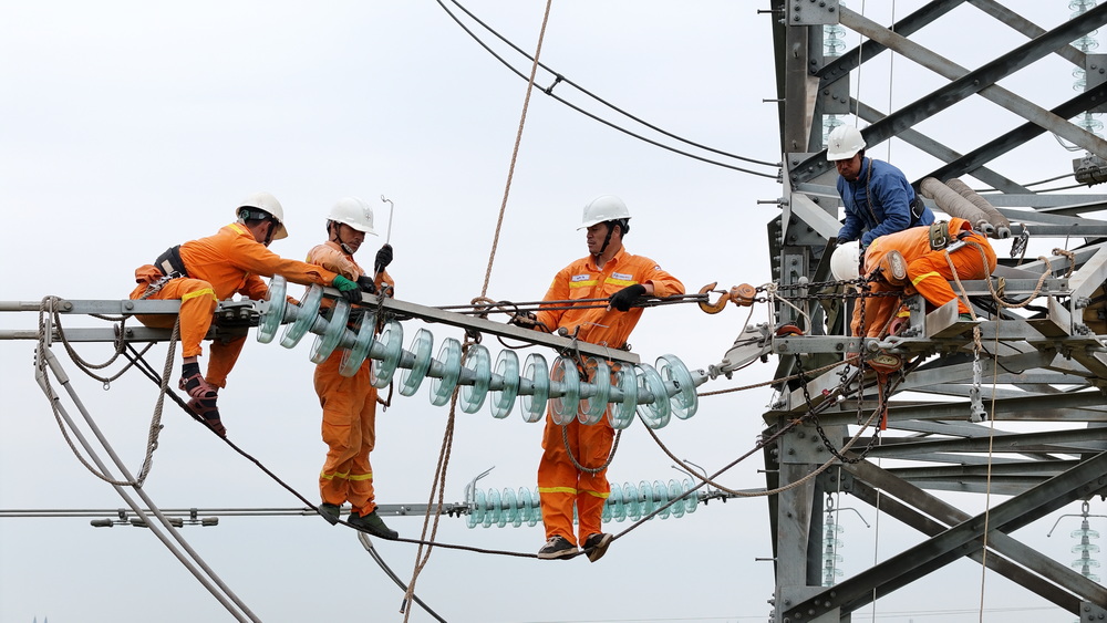 Hoàn thành thay thế cách điện đường dây 220kV mạch kép Thái Bình – Tiền Hải – Trực Ninh đúng tiến độ trong điều kiện mưa bão khắc nghiệt- Ảnh 2. https://www.npt.com.vn/userfile/User/1npt/NguyenManhHung3/images/2025/10/27-10/01-20251027084925053.JPG