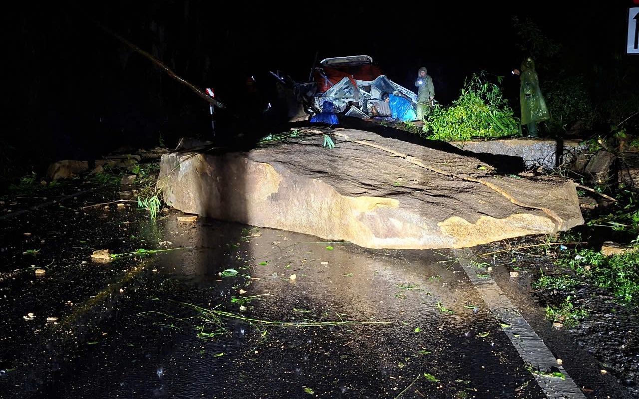 Khánh Hoà: Sạt lở trên đèo Ngoạn Mục khiến giao thông tê liệt- Ảnh 3. Khánh Hoà: Sạt lở trên đèo Ngoạn Mục khiến giao thông tê liệt- Ảnh 3.