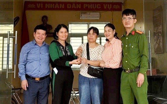 Đi chợ, người phụ nữ nhặt được dây chuyền 4 chỉ vàng